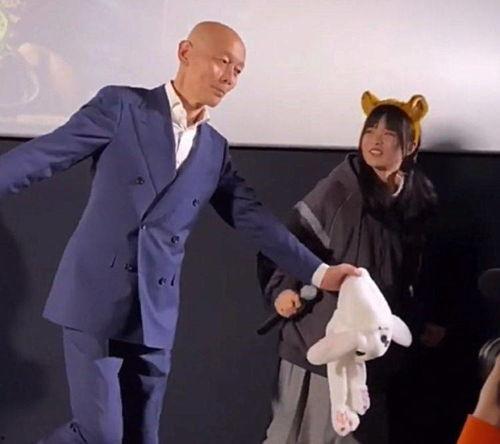 娱乐吃瓜阿姨视频,吃瓜阿姨带你领略幕后花絮