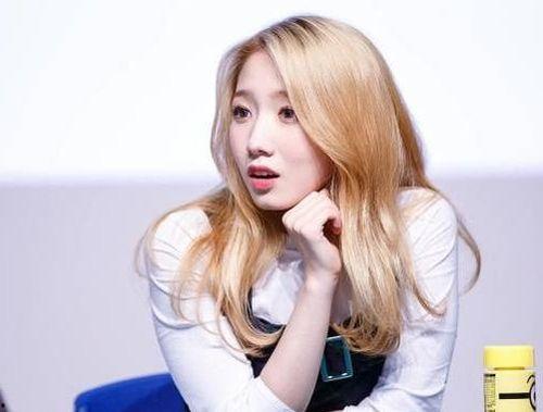 孟美岐吃瓜娱乐,揭秘明星幕后生活点滴